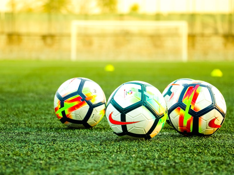 一群球迷在体育场看台上欢呼庆祝的欢乐场景